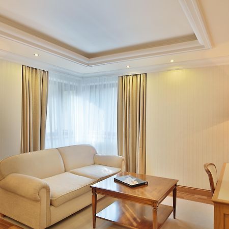 Retro Riverside Wellness Resort Karlsbad Buitenkant foto A living room with a dropped ceiling