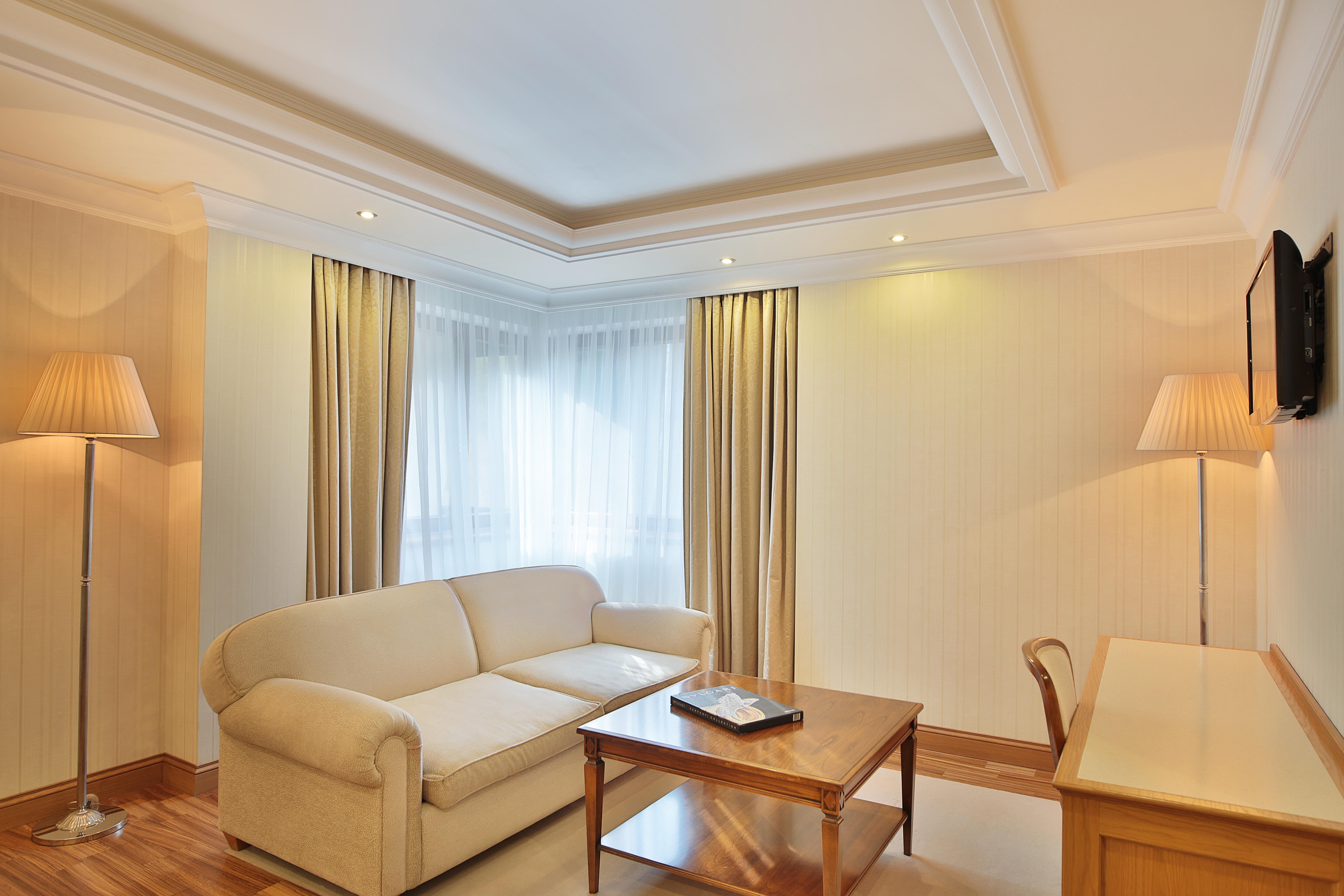 Retro Riverside Wellness Resort Karlsbad Buitenkant foto A living room with a dropped ceiling