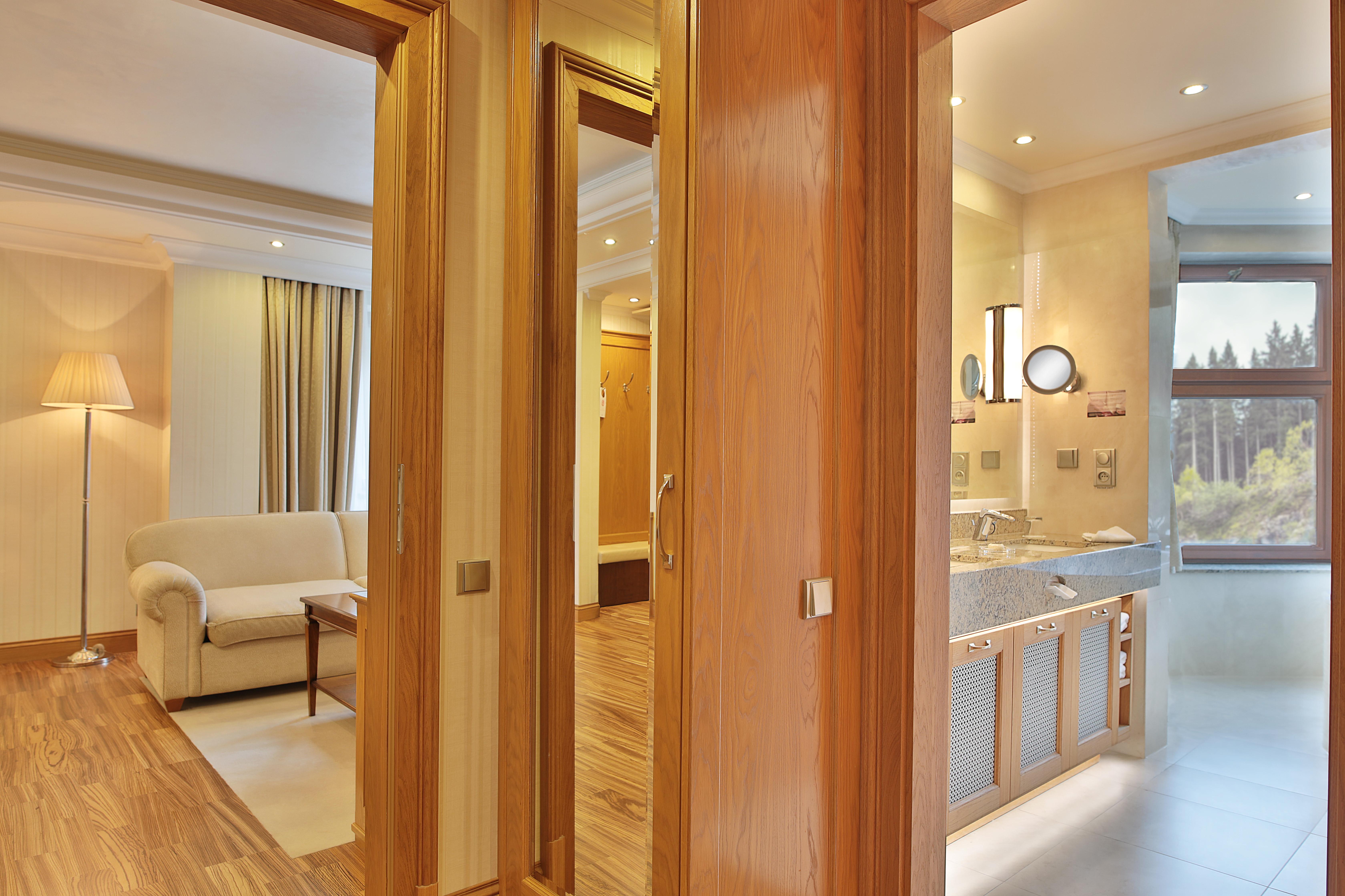 Retro Riverside Wellness Resort Karlsbad Buitenkant foto Interior of a suite