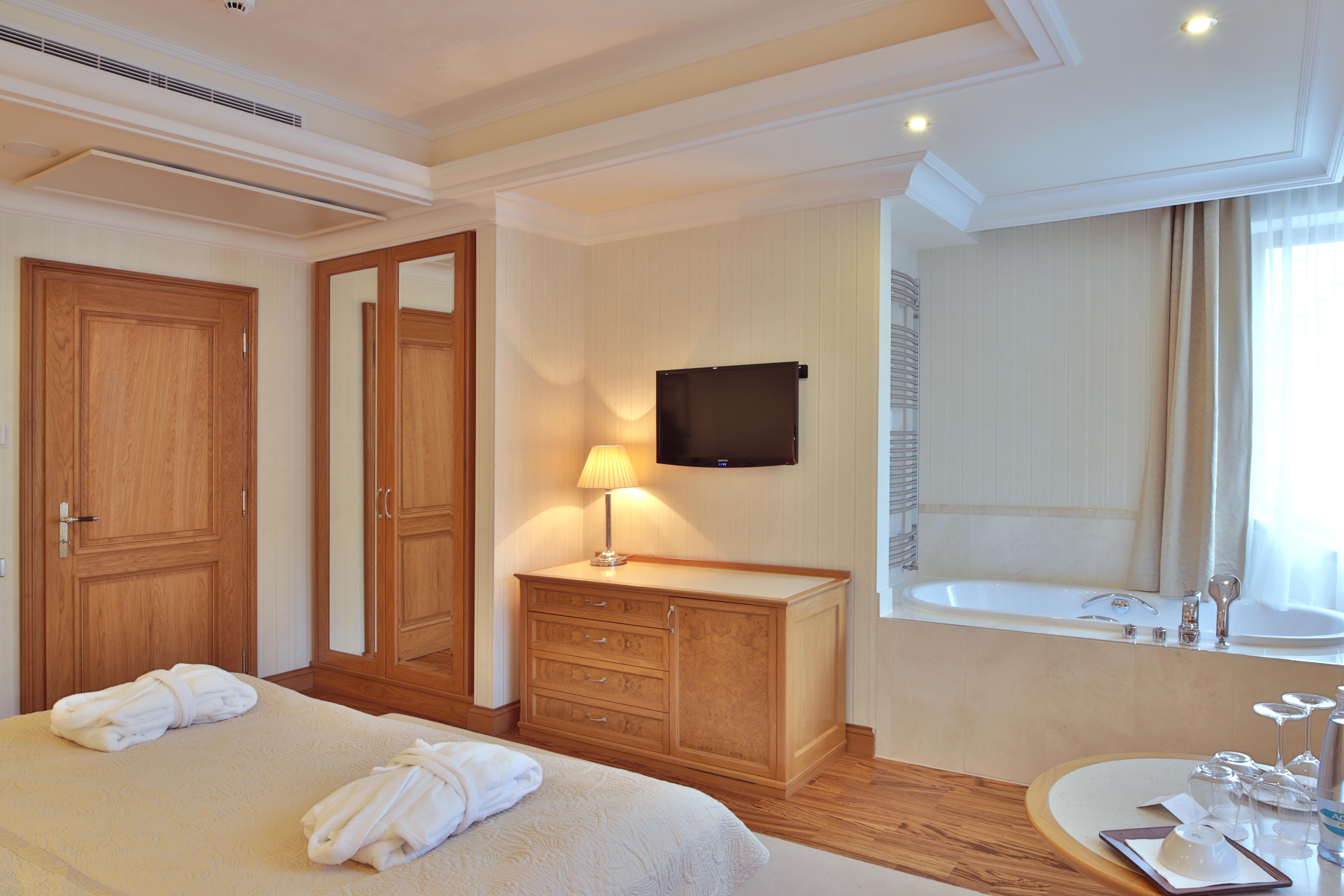 Retro Riverside Wellness Resort Karlsbad Buitenkant foto A room at the hotel