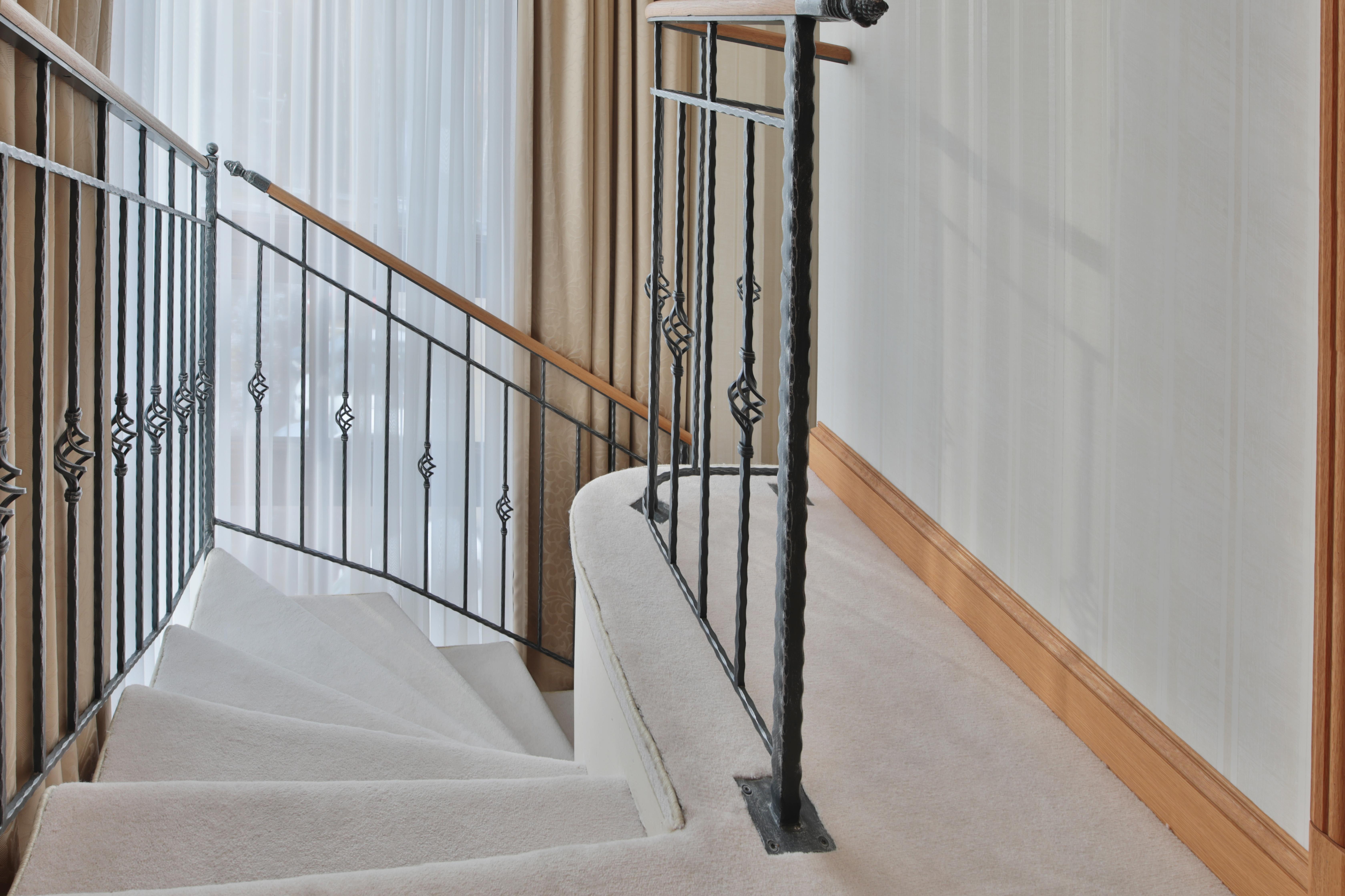 Retro Riverside Wellness Resort Karlsbad Buitenkant foto A handrail