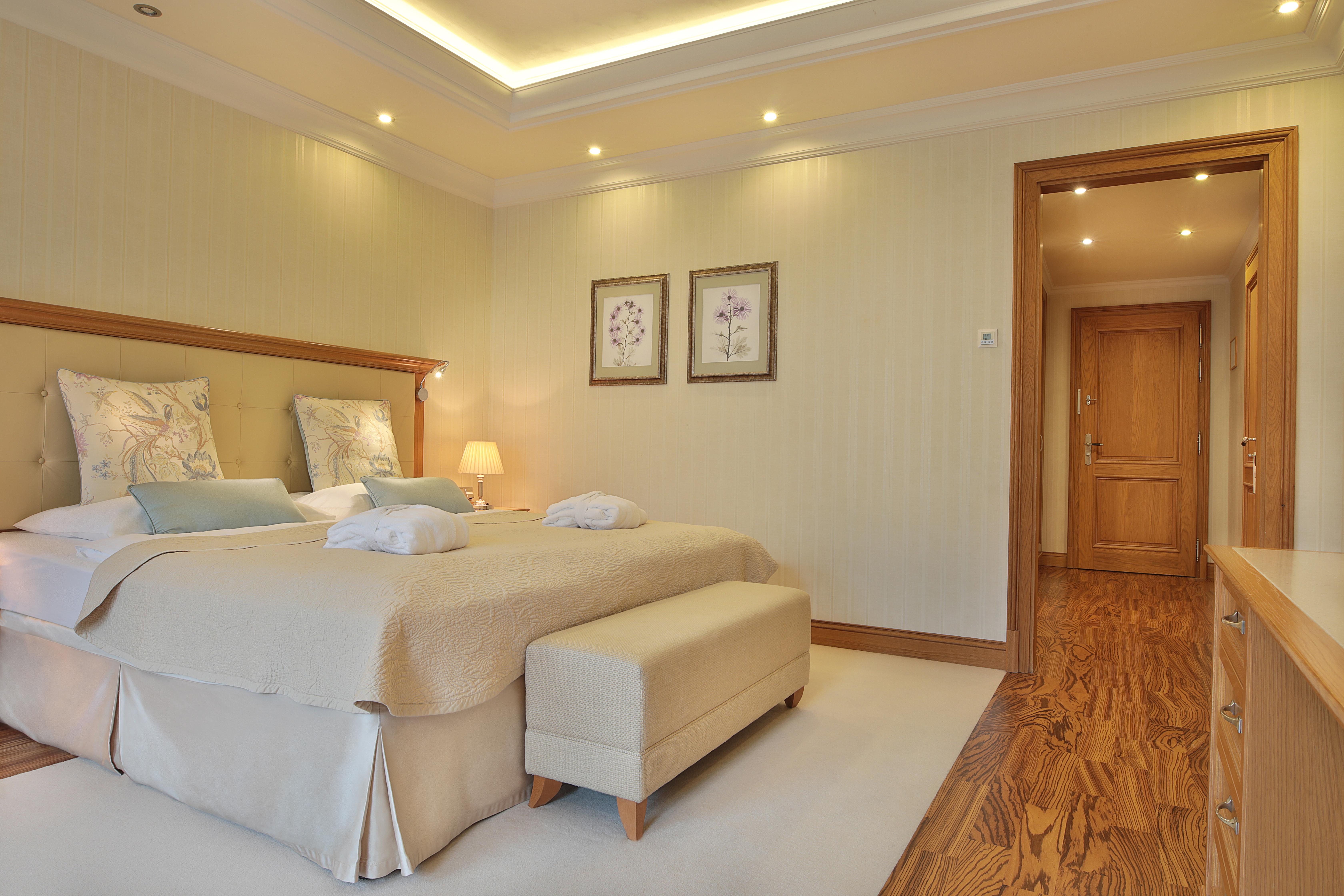 Retro Riverside Wellness Resort Karlsbad Buitenkant foto A bedroom at the hotel