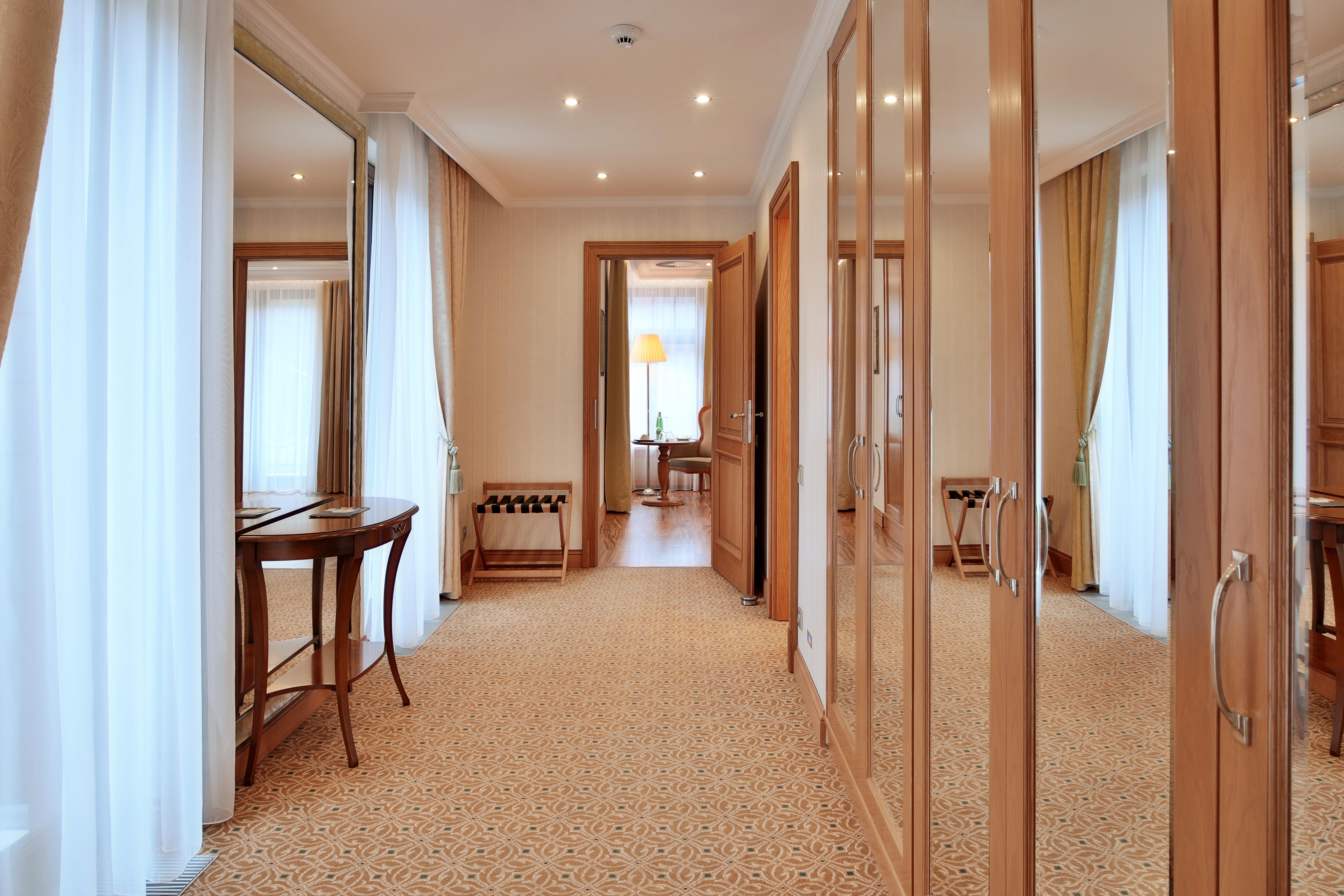 Retro Riverside Wellness Resort Karlsbad Buitenkant foto Interior of a suite