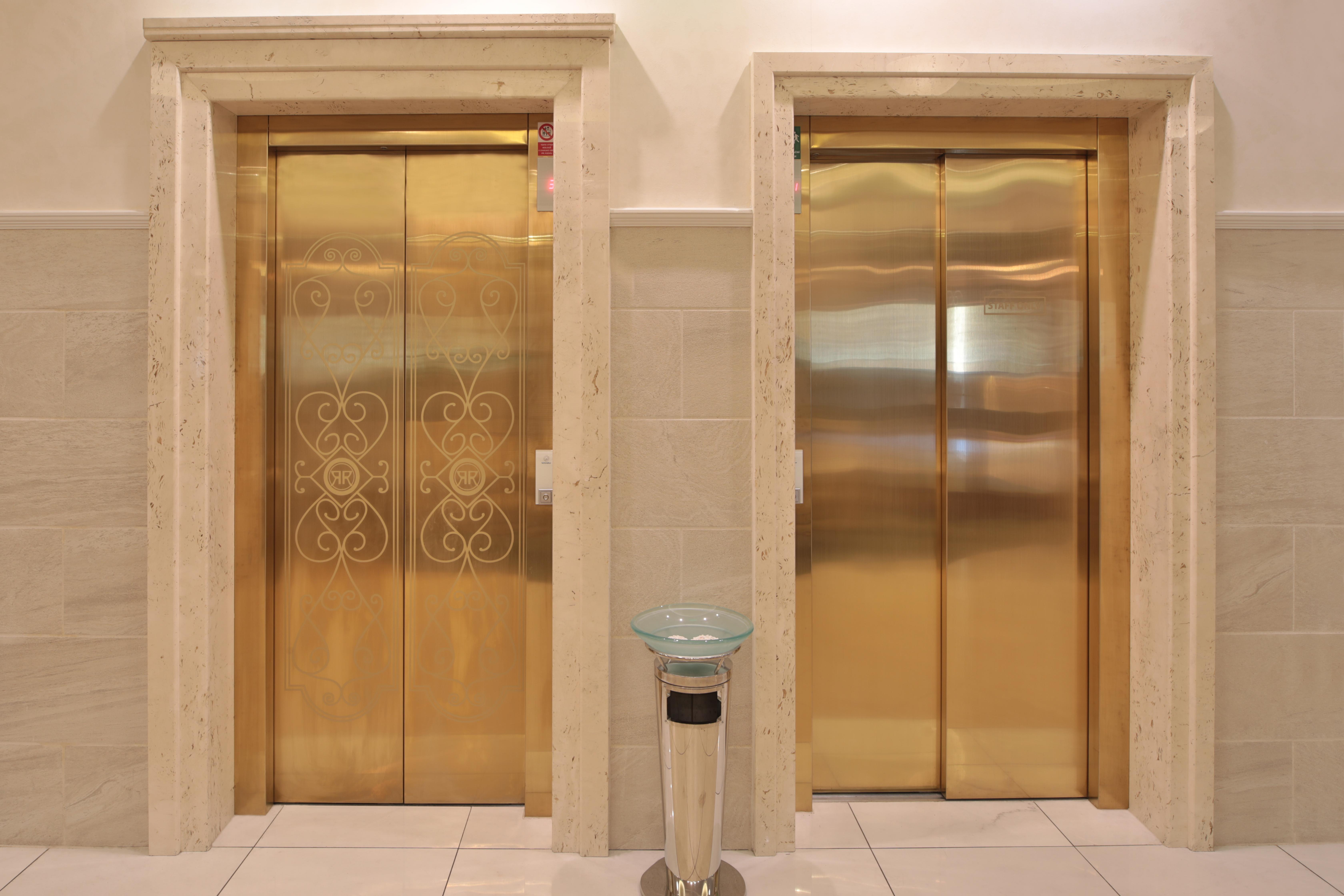 Retro Riverside Wellness Resort Karlsbad Buitenkant foto Two elevators