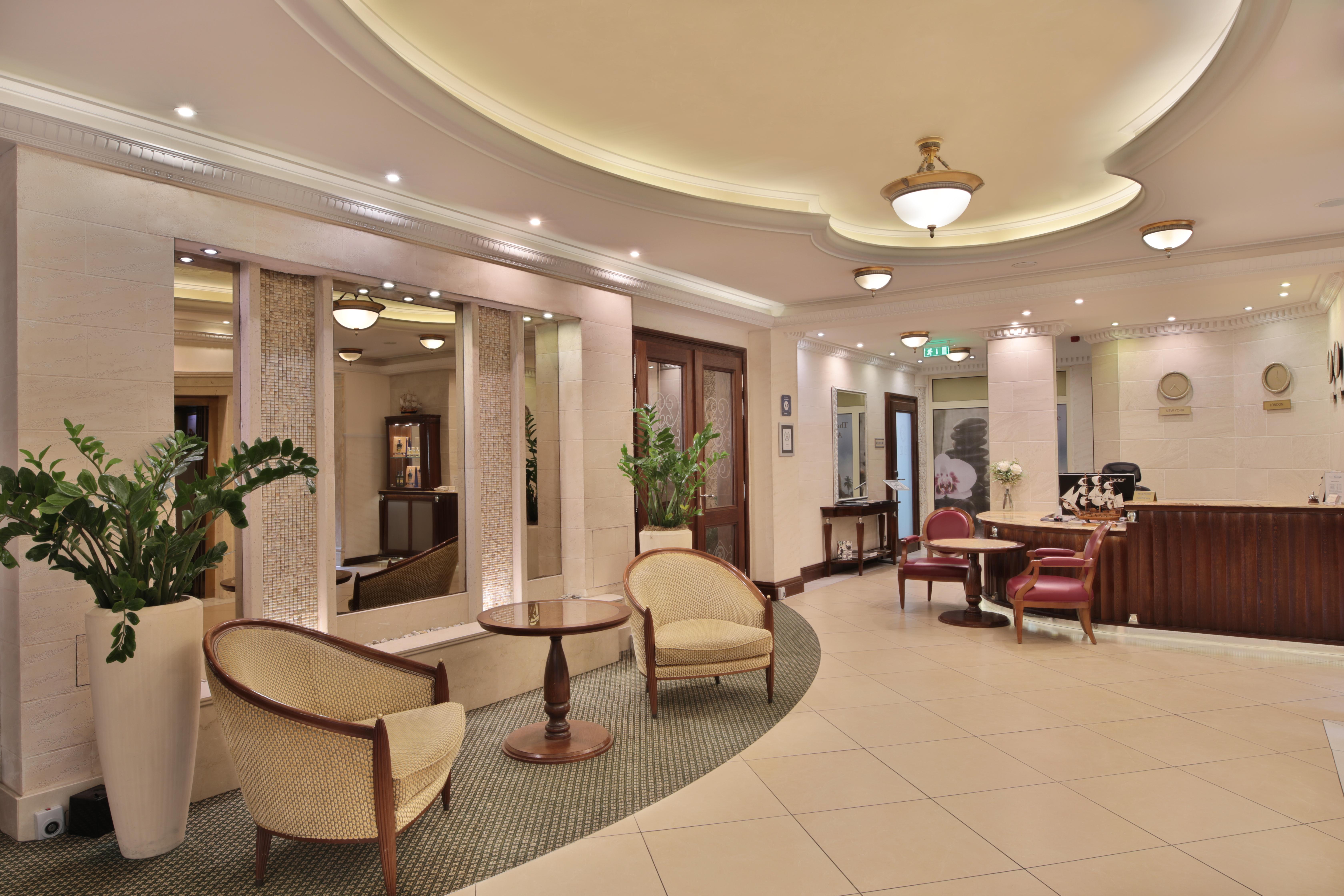 Retro Riverside Wellness Resort Karlsbad Buitenkant foto The lobby of the hotel
