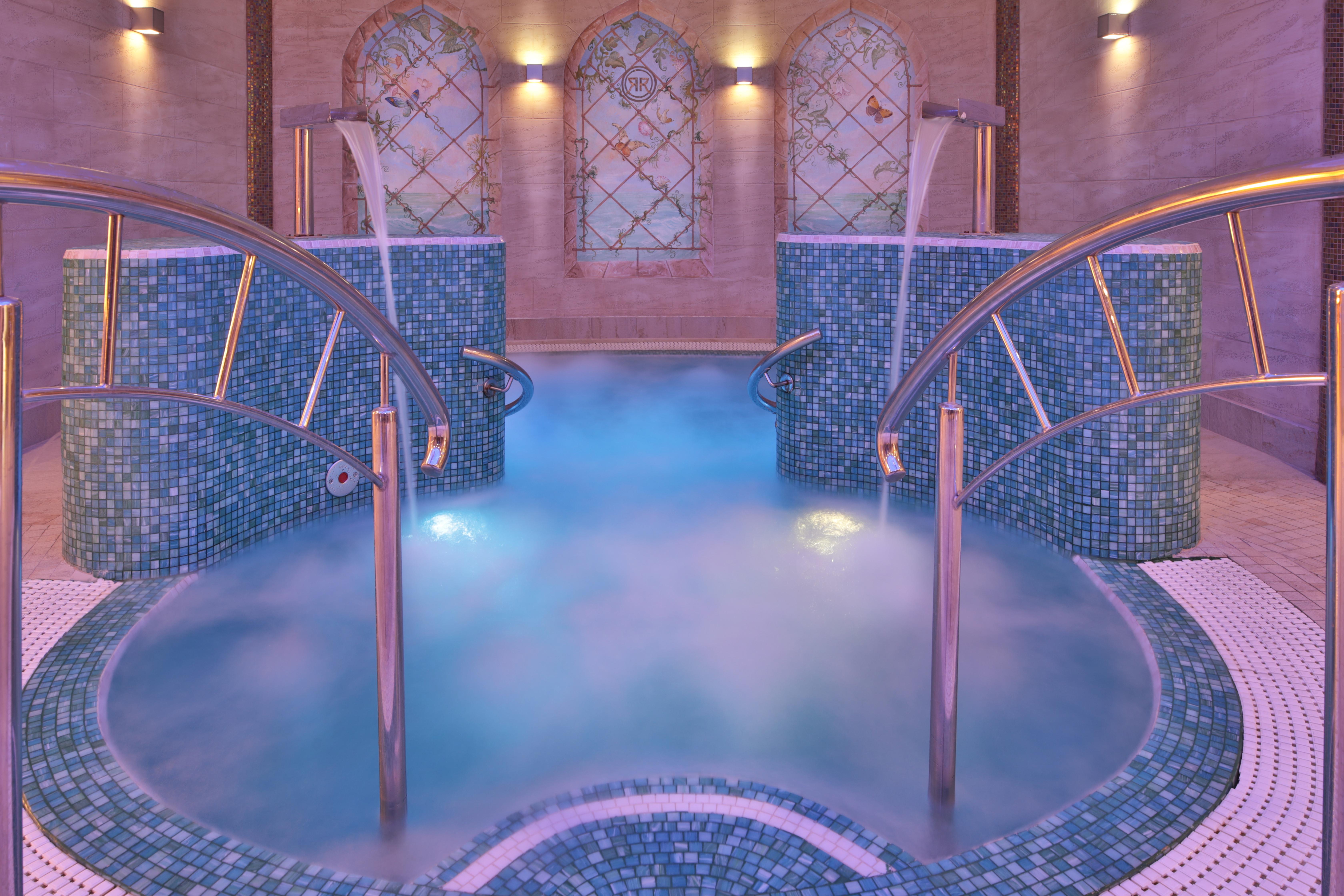 Retro Riverside Wellness Resort Karlsbad Buitenkant foto A spa in a hotel