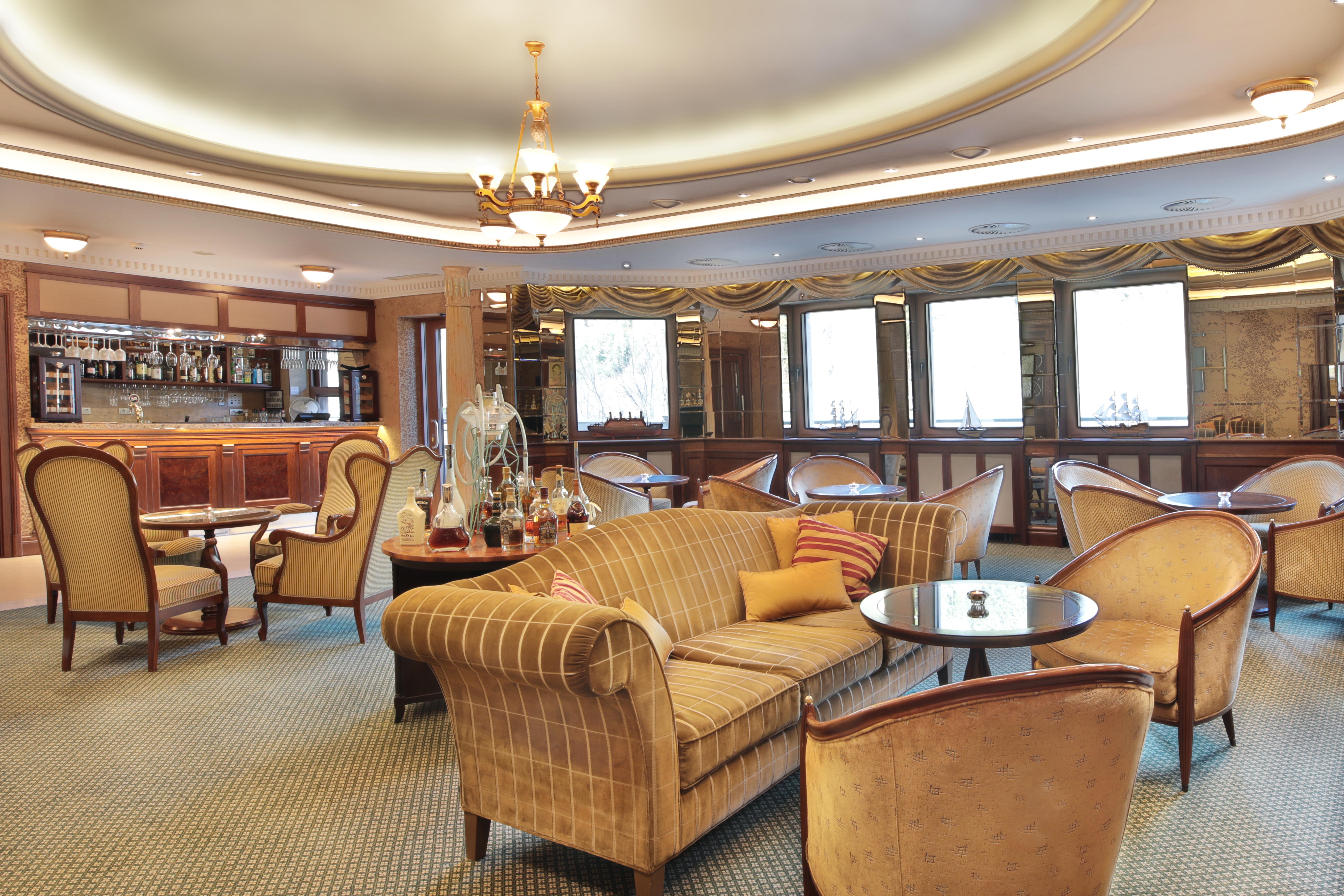 Retro Riverside Wellness Resort Karlsbad Buitenkant foto Club Lounge at the airport