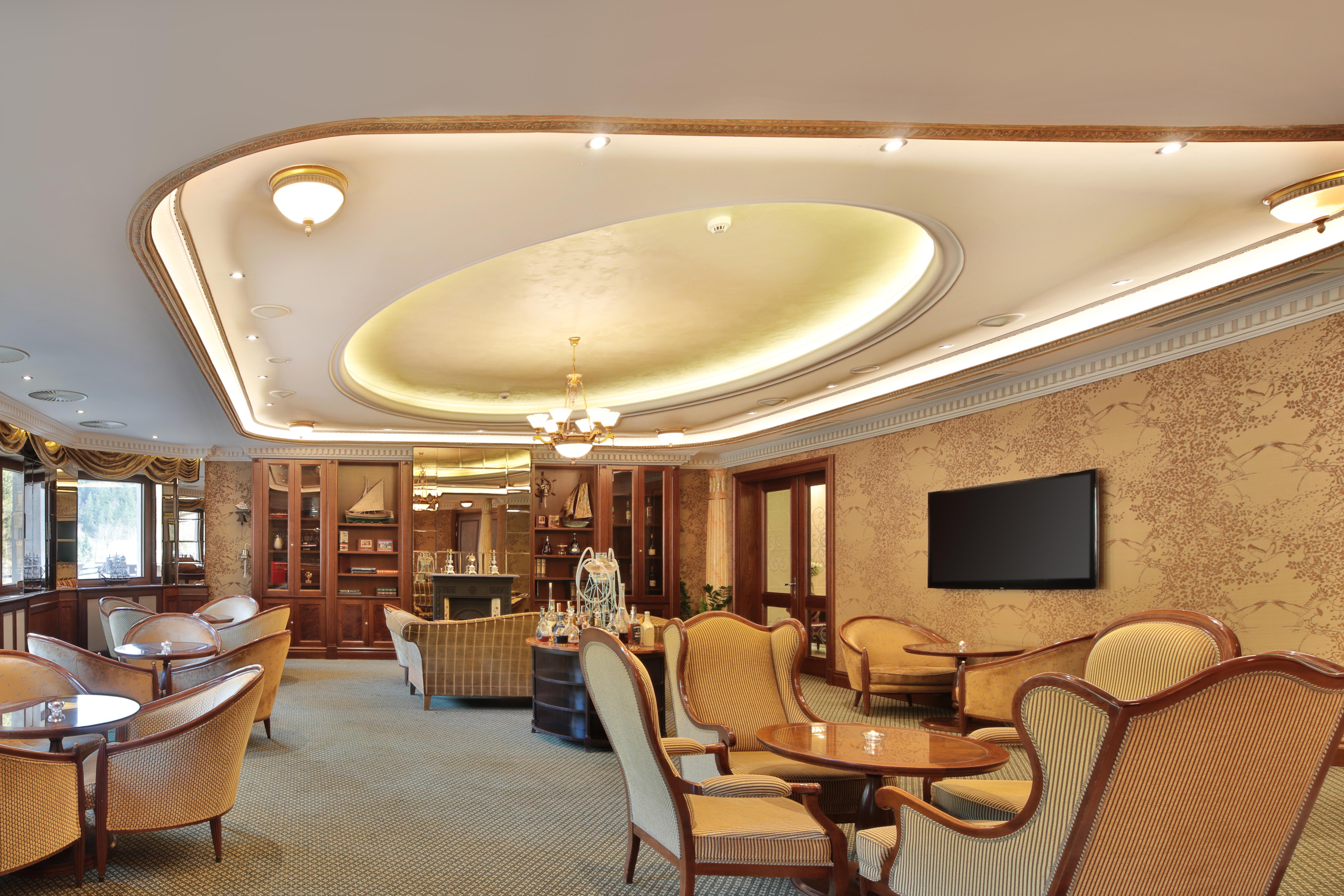 Retro Riverside Wellness Resort Karlsbad Buitenkant foto The interior of the lounge