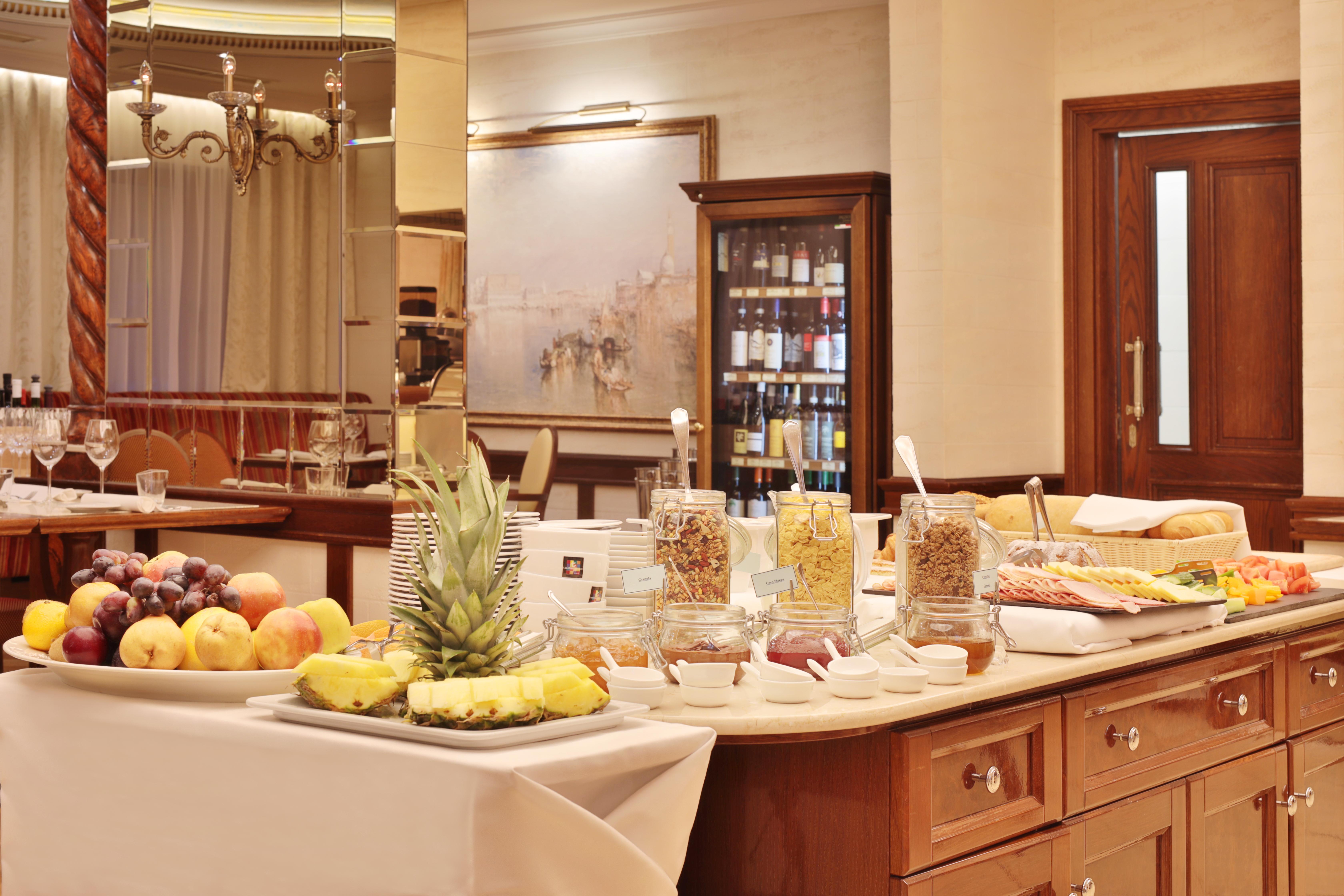 Retro Riverside Wellness Resort Karlsbad Buitenkant foto A buffet at a hotel