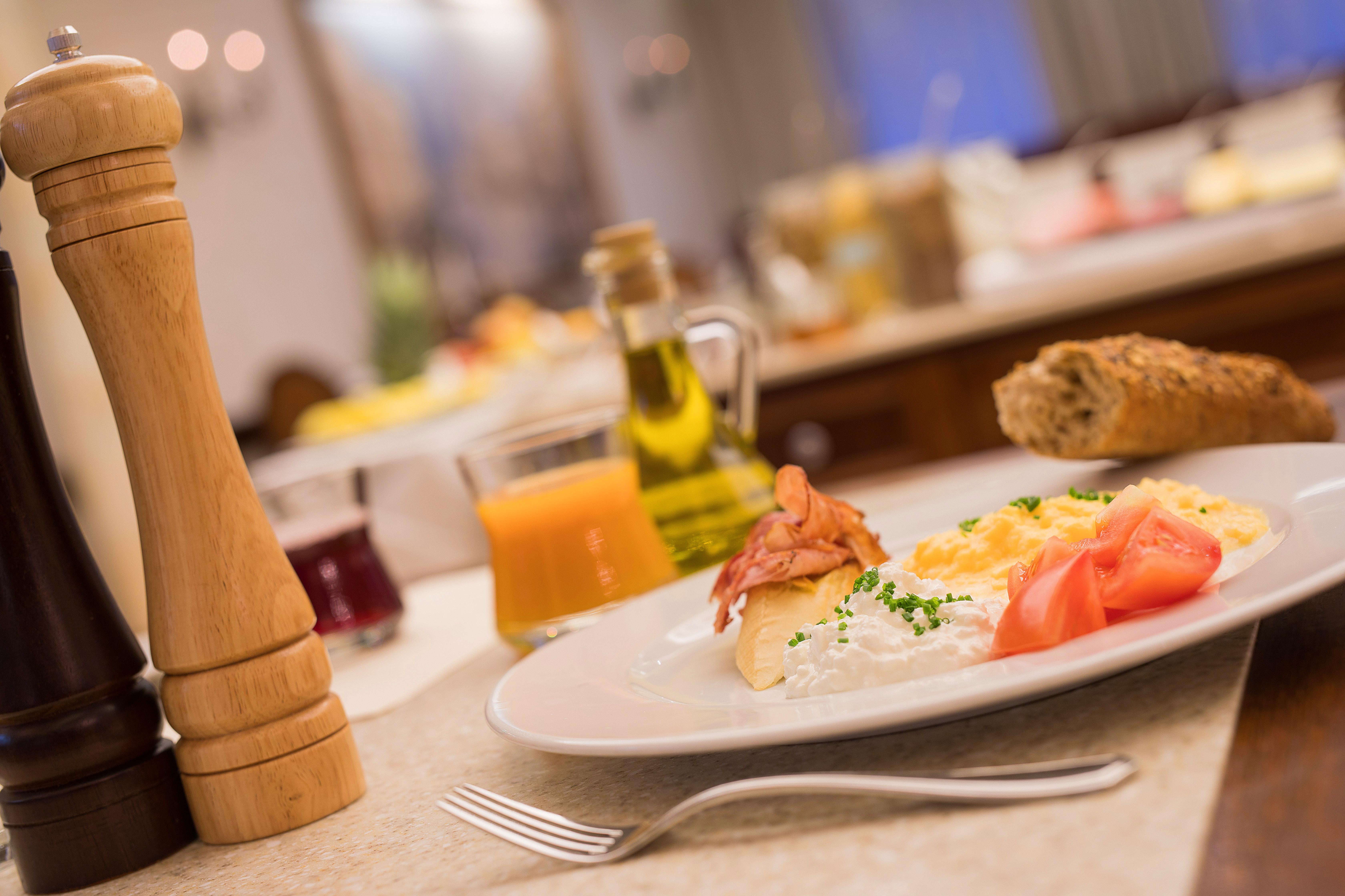 Retro Riverside Wellness Resort Karlsbad Buitenkant foto A typical breakfast at the hotel