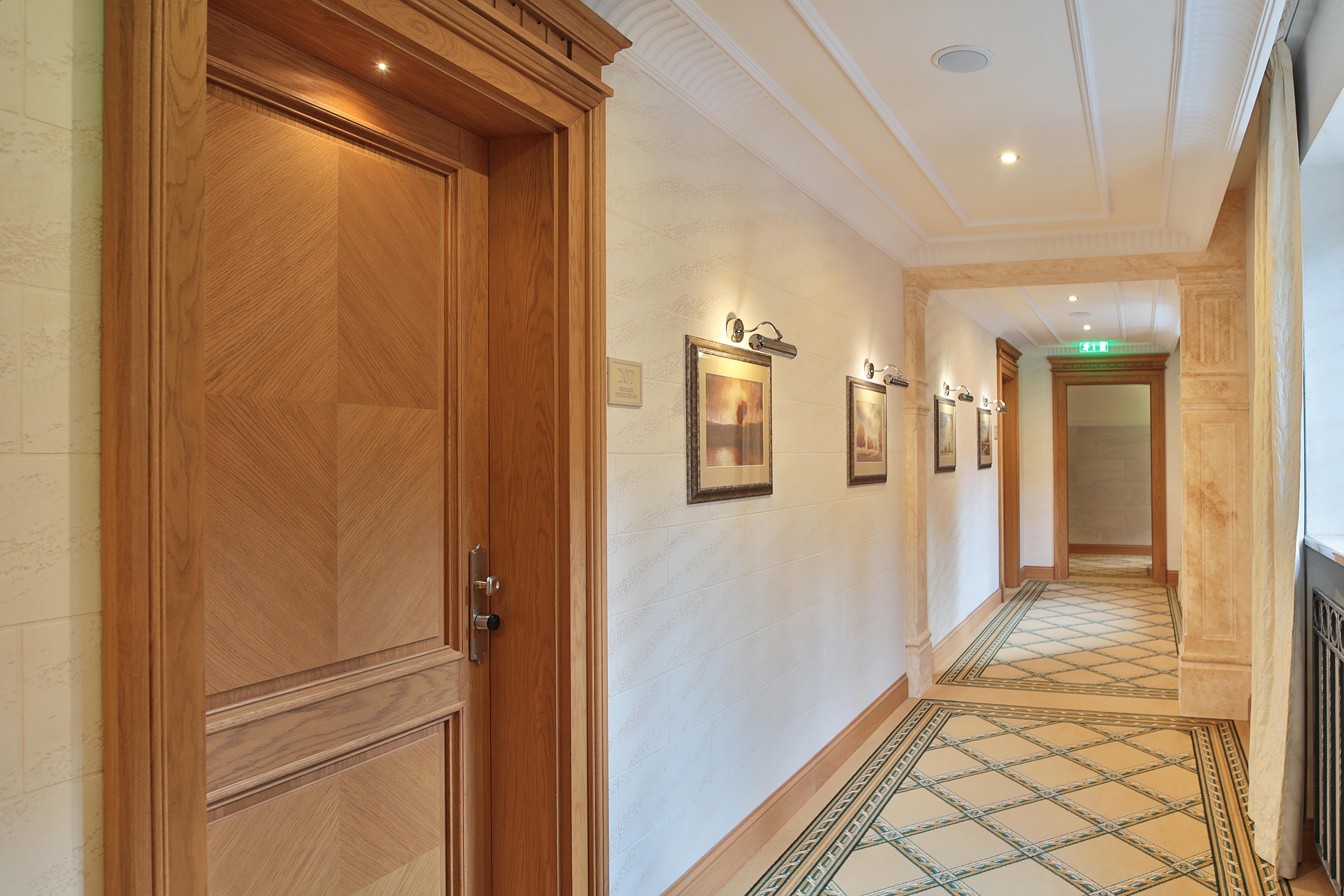 Retro Riverside Wellness Resort Karlsbad Buitenkant foto A corridor in a hotel