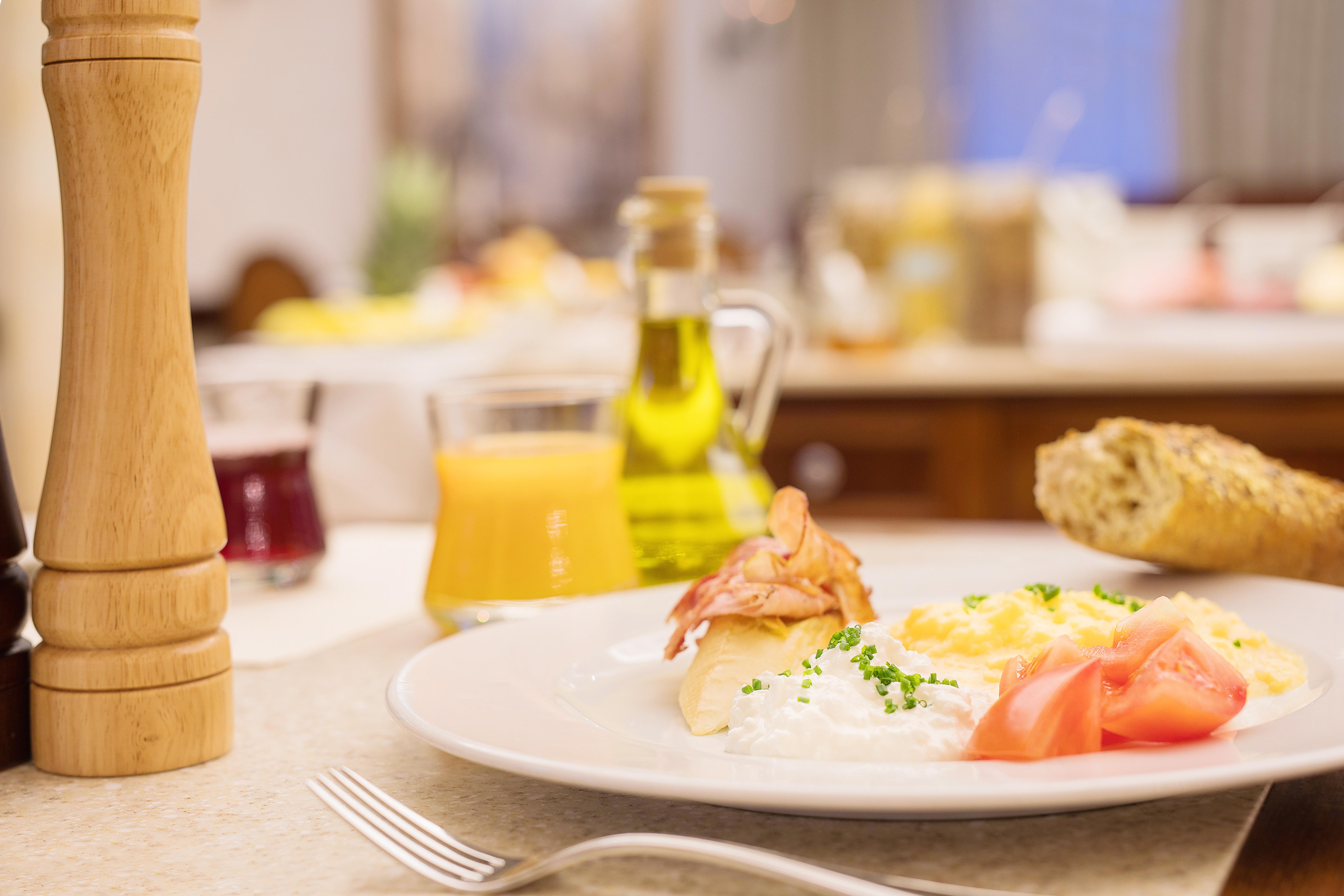 Retro Riverside Wellness Resort Karlsbad Buitenkant foto A typical breakfast at a hotel