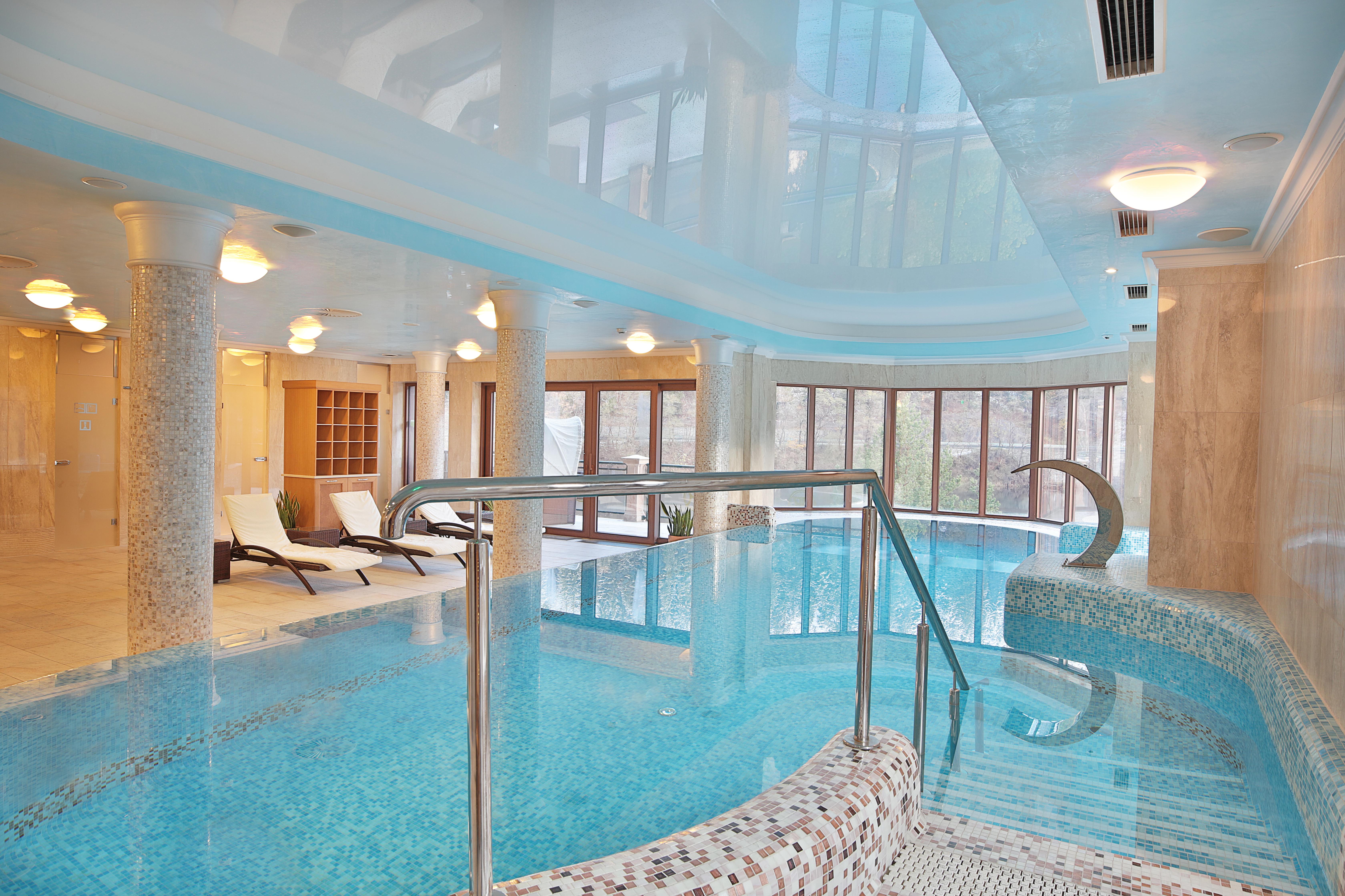 Retro Riverside Wellness Resort Karlsbad Buitenkant foto The swimming pool at the hotel