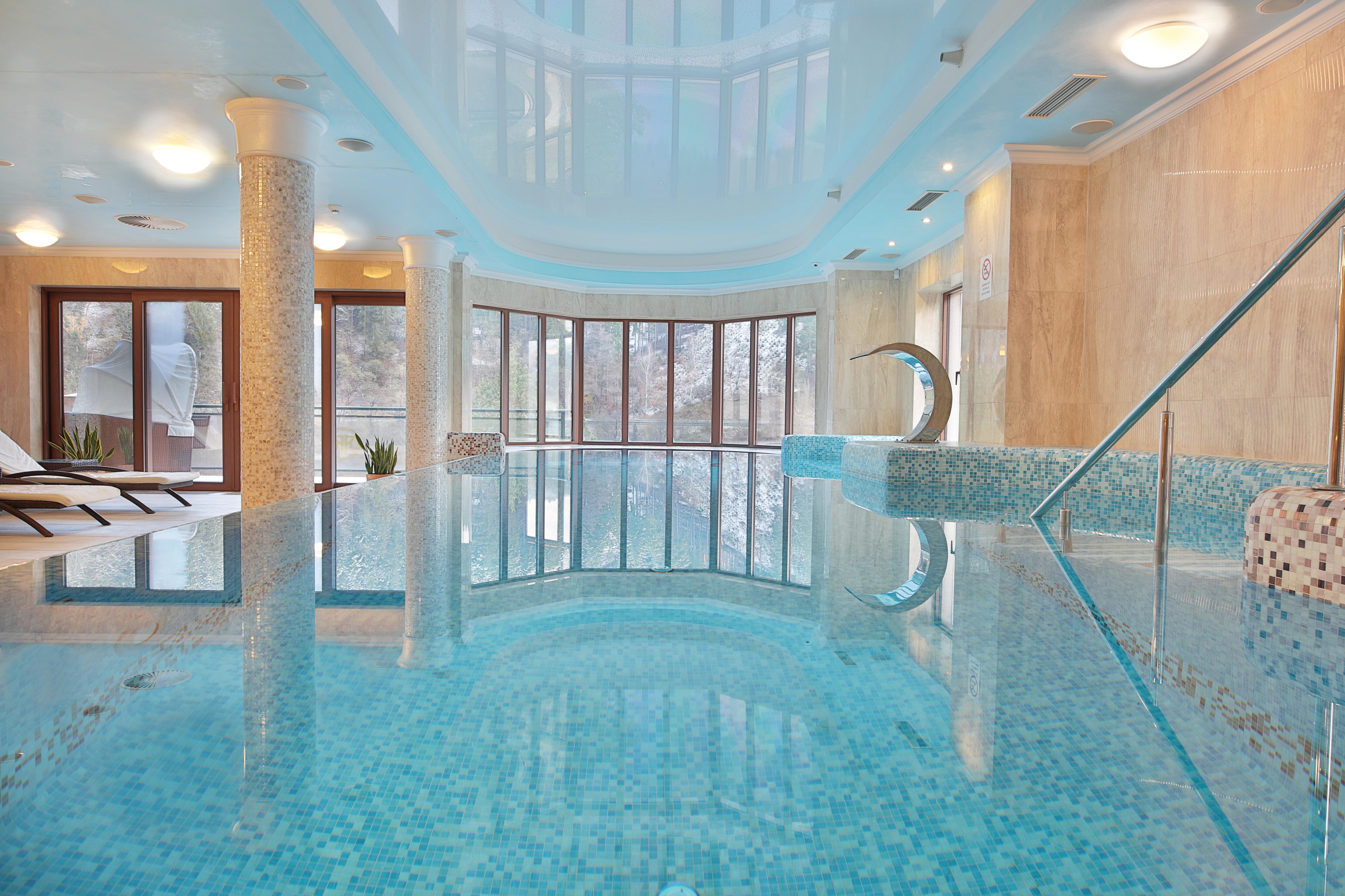 Retro Riverside Wellness Resort Karlsbad Buitenkant foto The indoor pool