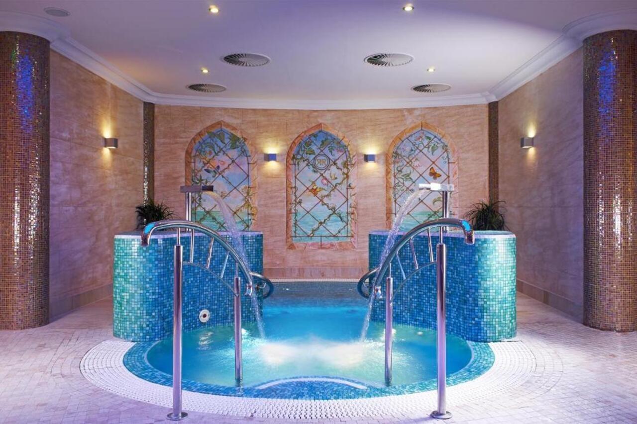 Retro Riverside Wellness Resort Karlsbad Buitenkant foto A spa in a hotel