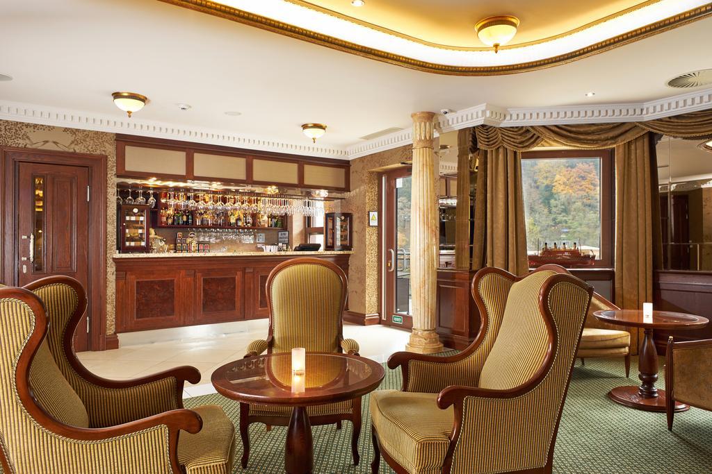 Retro Riverside Wellness Resort Karlsbad Buitenkant foto The bar at the hotel