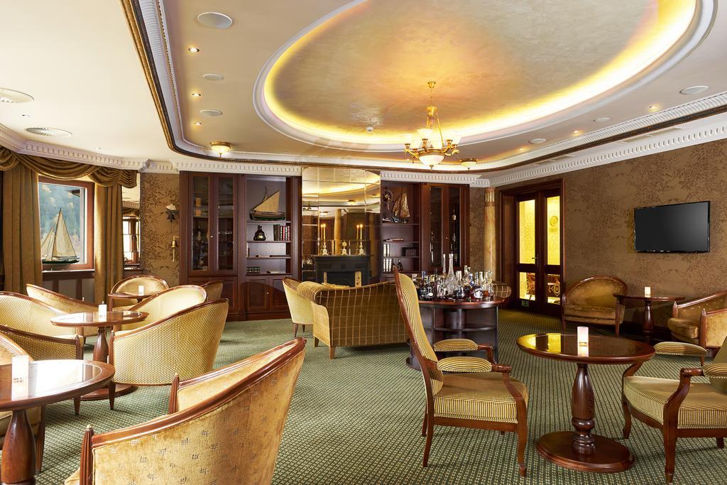Retro Riverside Wellness Resort Karlsbad Buitenkant foto The Club Lounge at the Hong Kong International Airport