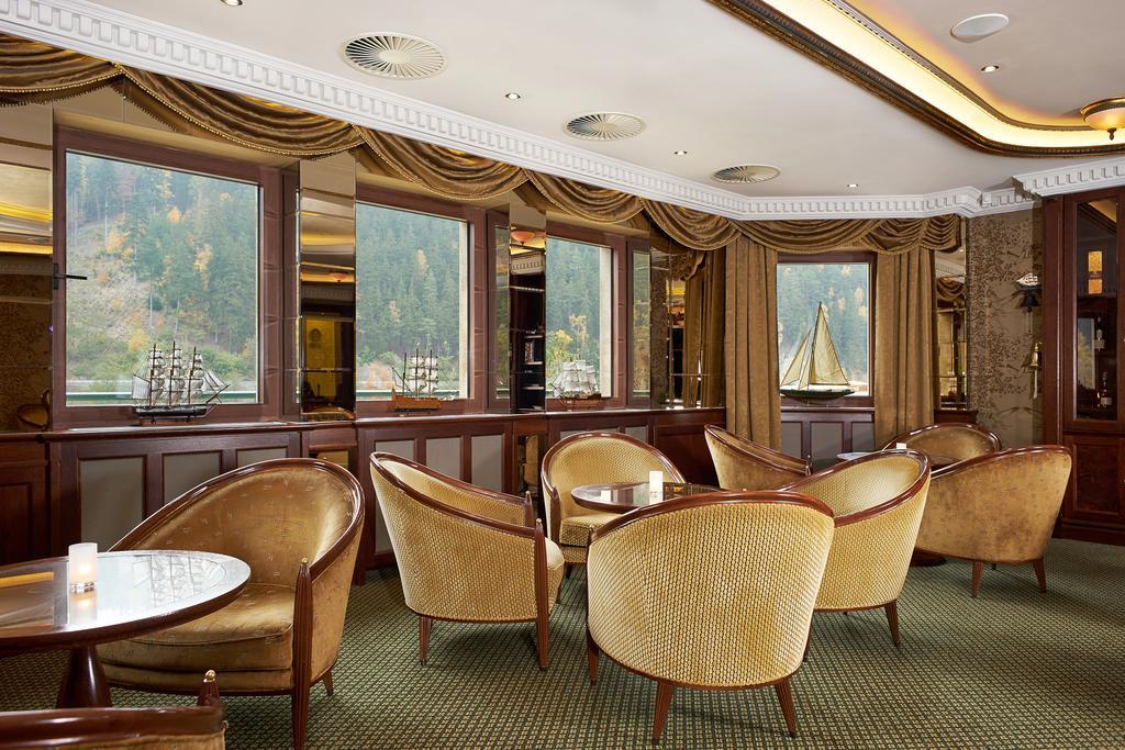 Retro Riverside Wellness Resort Karlsbad Buitenkant foto The lounge of the Grand Hotel