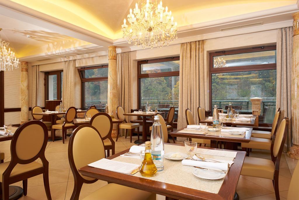 Retro Riverside Wellness Resort Karlsbad Buitenkant foto The restaurant