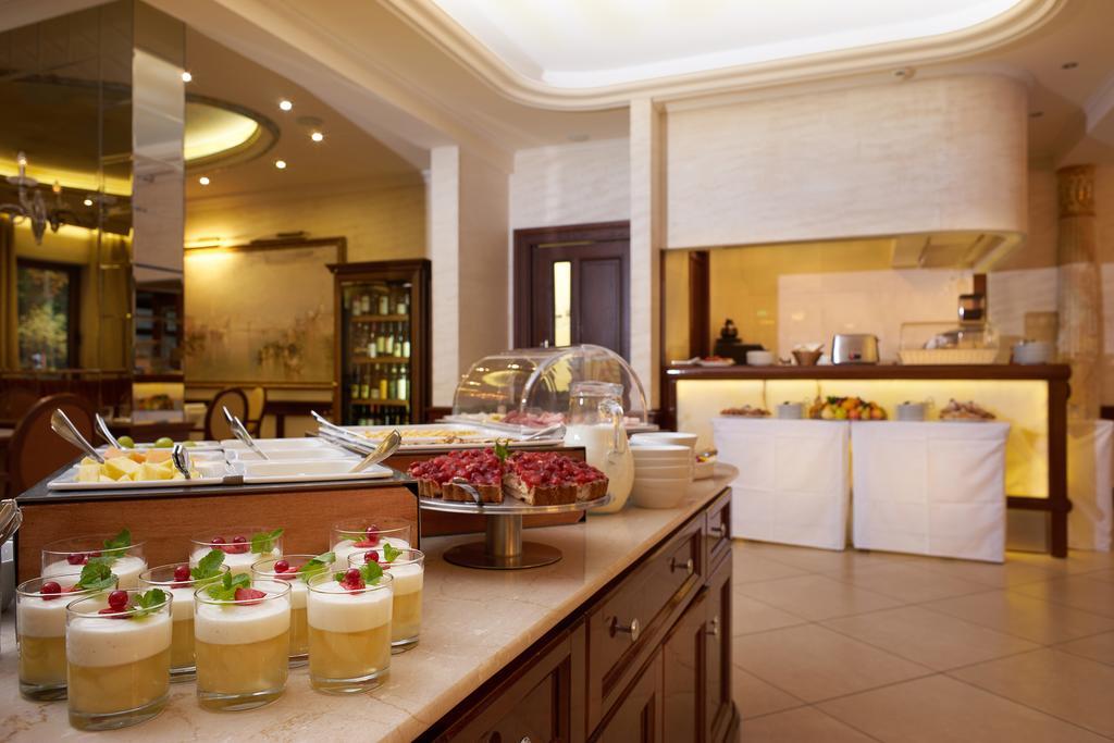 Retro Riverside Wellness Resort Karlsbad Buitenkant foto The buffet at the restaurant