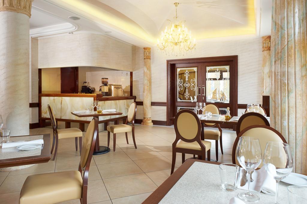 Retro Riverside Wellness Resort Karlsbad Buitenkant foto Restaurant
