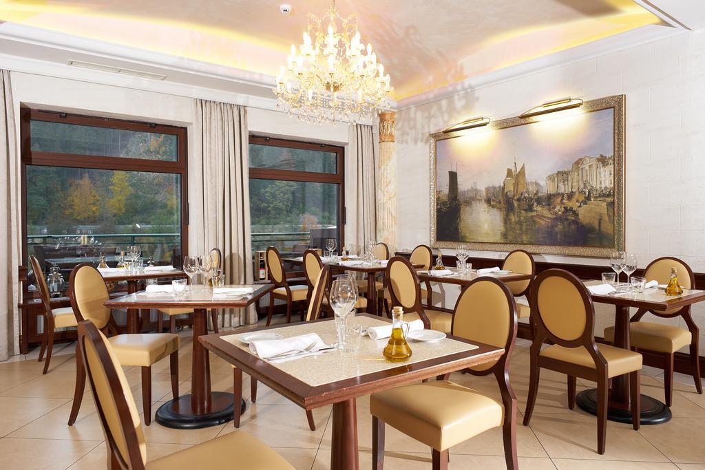 Retro Riverside Wellness Resort Karlsbad Buitenkant foto Restaurant