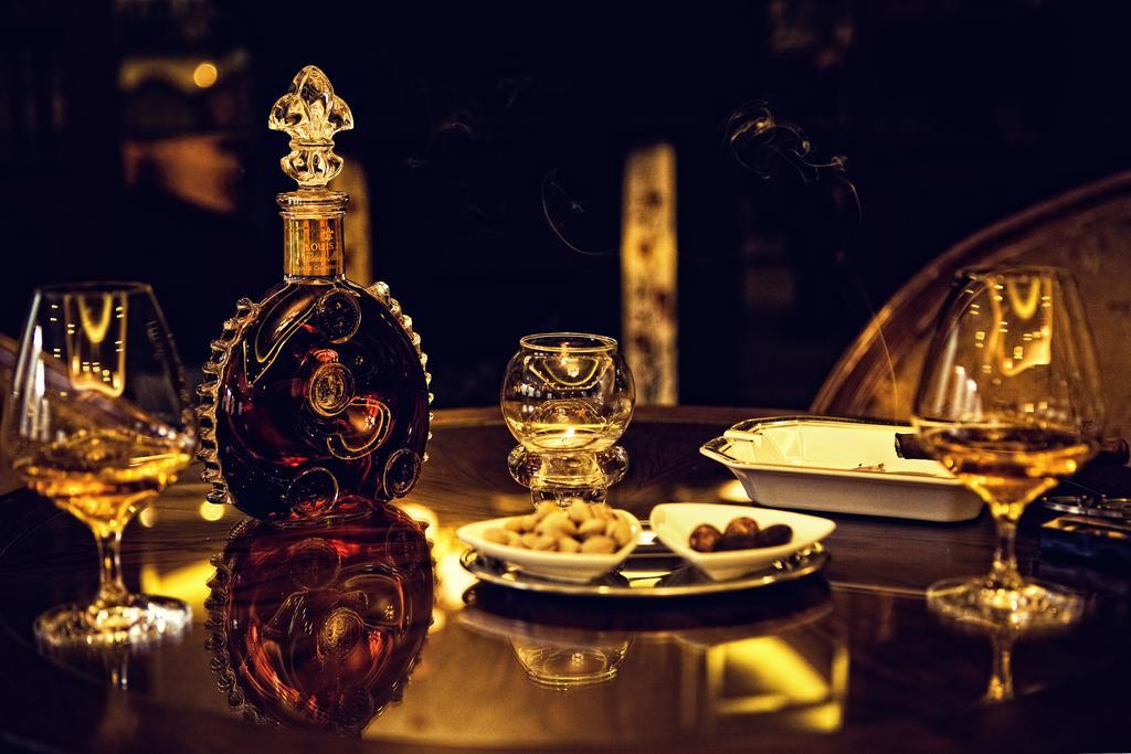 Retro Riverside Wellness Resort Karlsbad Buitenkant foto A bottle of Rémy Martin Louis XIII
