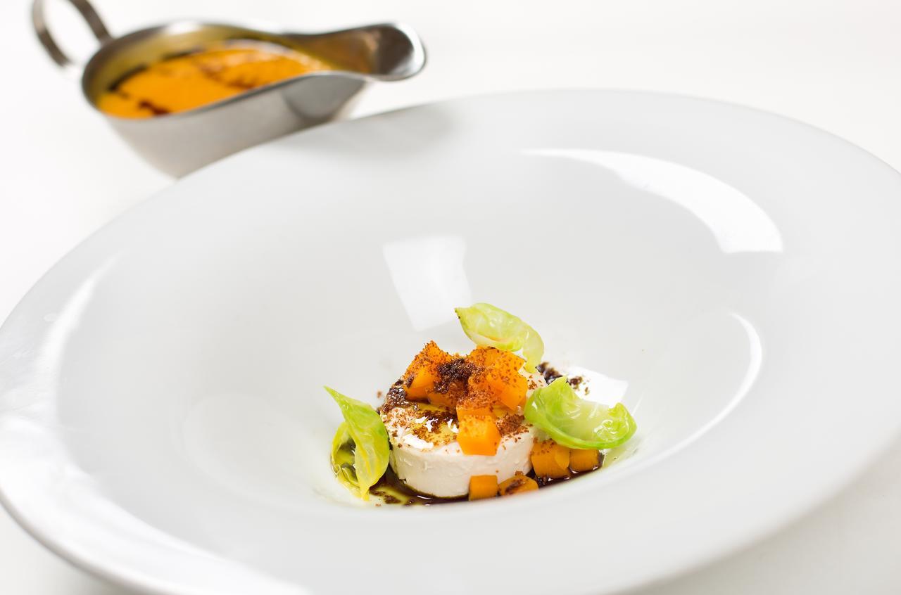 Retro Riverside Wellness Resort Karlsbad Buitenkant foto A modern French dish