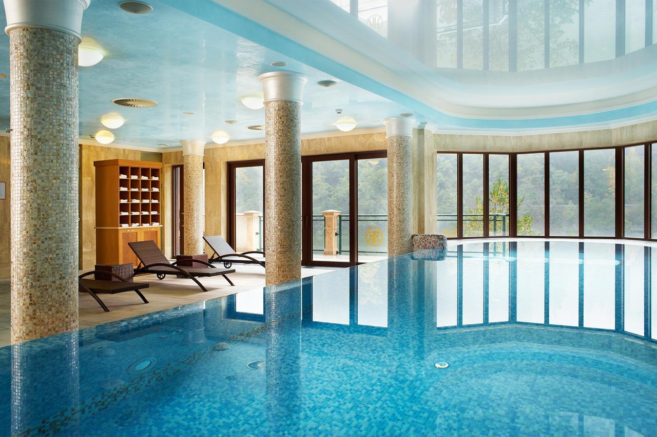 Retro Riverside Wellness Resort Karlsbad Buitenkant foto The indoor pool